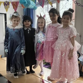 Kinder in Kostümen stehen auf dem Laufsteg