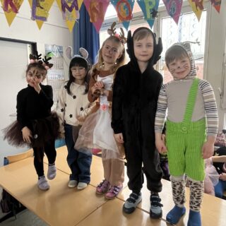 Kinder in Kostümen stehen auf dem Laufsteg