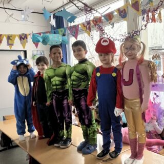 Kinder in Kostümen stehen auf dem Laufsteg