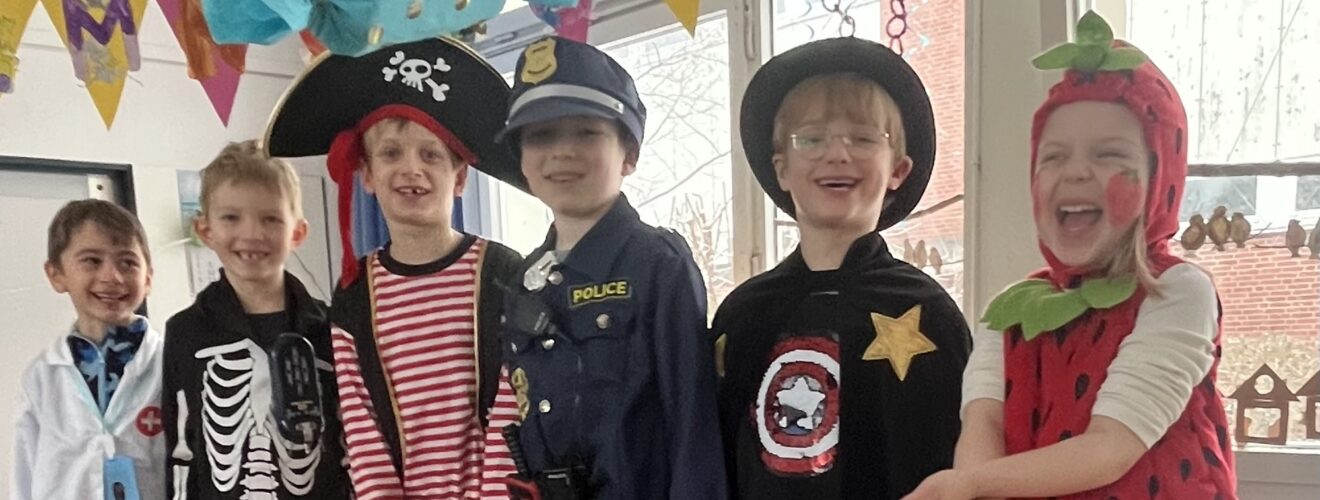 Kinder in Kostümen stehen zusammen