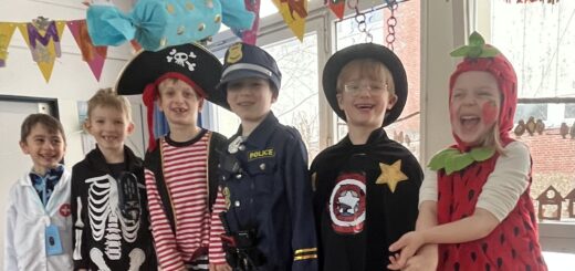 Kinder in Kostümen stehen zusammen