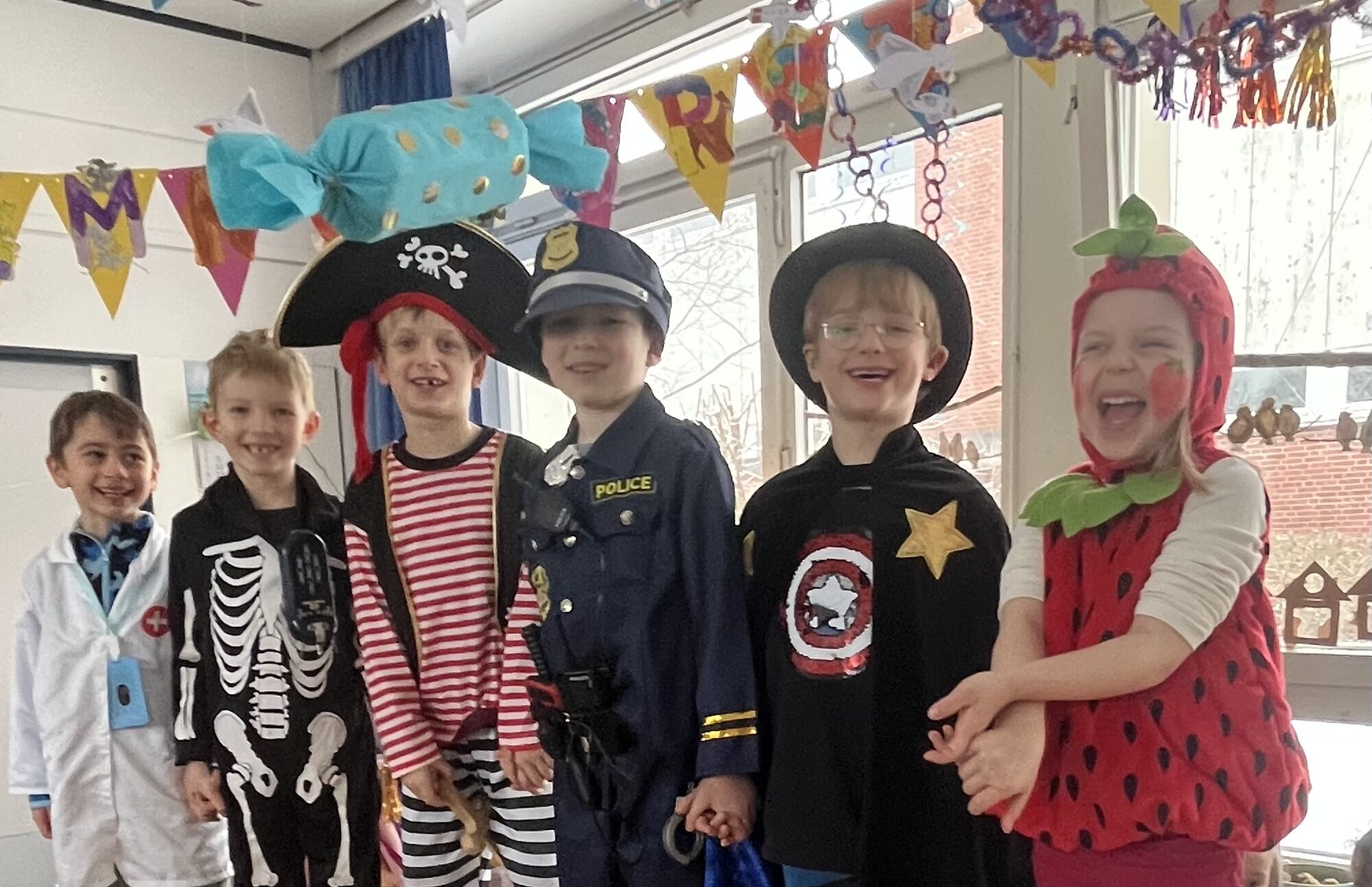 Kinder in Kostümen stehen zusammen
